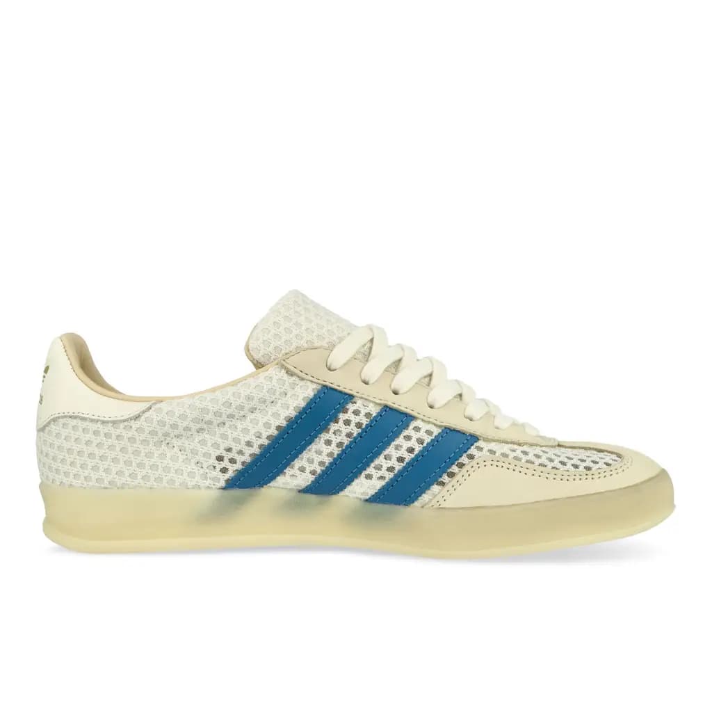 ADIDAS ORIGINALS GAZELLE INDOOR TRAINERS - OFF WHITE/FOCUS BLUE/WARM VANILLA — (jh5419)