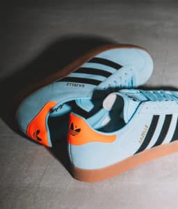 ADIDAS ORIGINALS GAZELLE TRAINERS - CLEAR SKY/CORE BLACK/GUM — (ji2076)