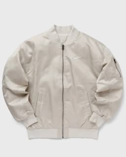 NIKE W ESS NIKE VARSITY BOMBER JKT - LT OREWOOD BRN/LT OREWOOD BRN/SAIL — (dv7876-104)