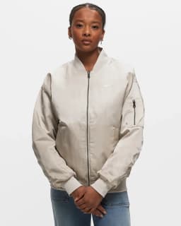 NIKE W ESS NIKE VARSITY BOMBER JKT - LT OREWOOD BRN/LT OREWOOD BRN/SAIL — (dv7876-104)