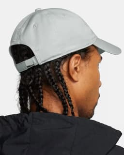 NIKE U NK DF CLUB CAP U CB MTSWSH L  CAP - LT SMOKE GREY/METALLIC SILVER — (fb5372-077)