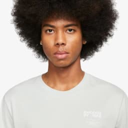 NIKE SWOOSH TEE HBR -  LIGHT SILVER — (dz2883-034)