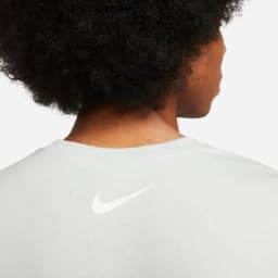 NIKE SWOOSH TEE HBR -  LIGHT SILVER — (dz2883-034)