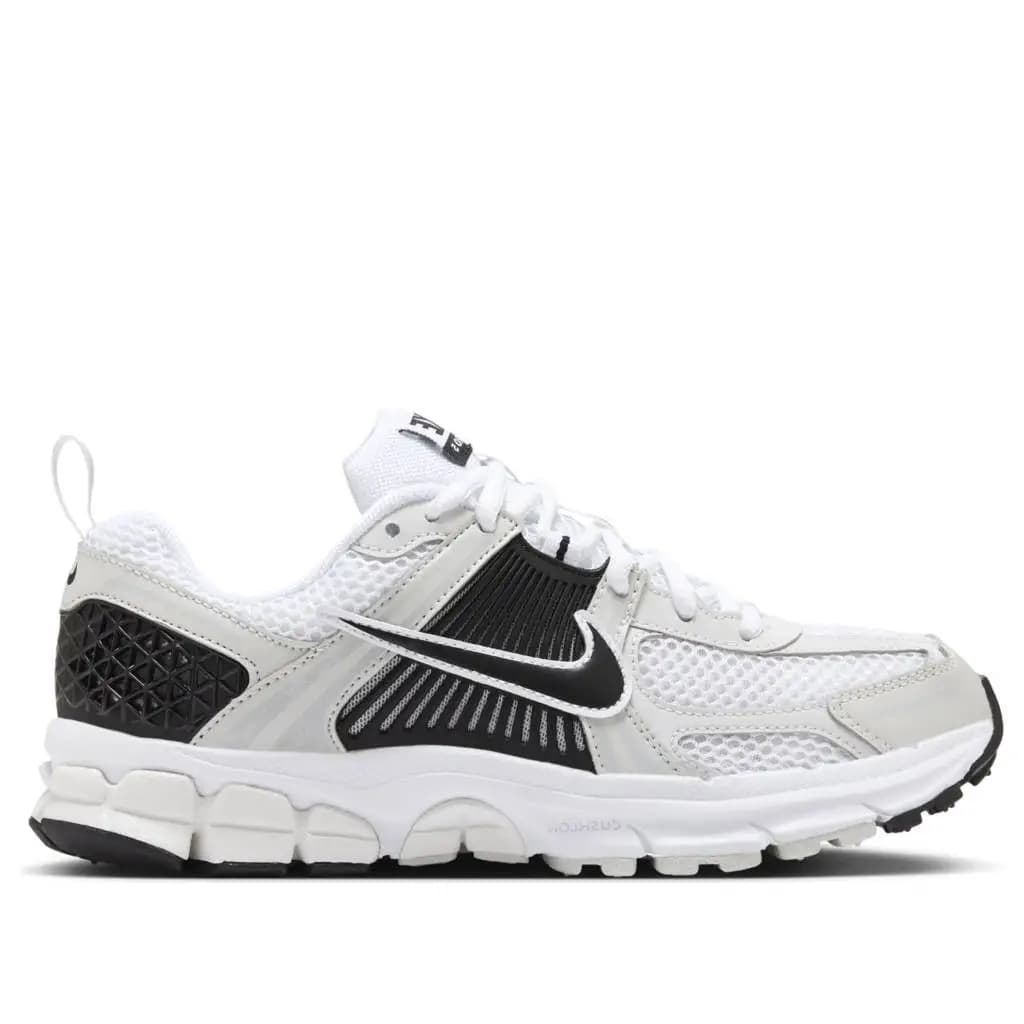 NIKE JNR VOMERO - WHITE/BLACK/PLATINUM TINT/MTLC PLATINUM