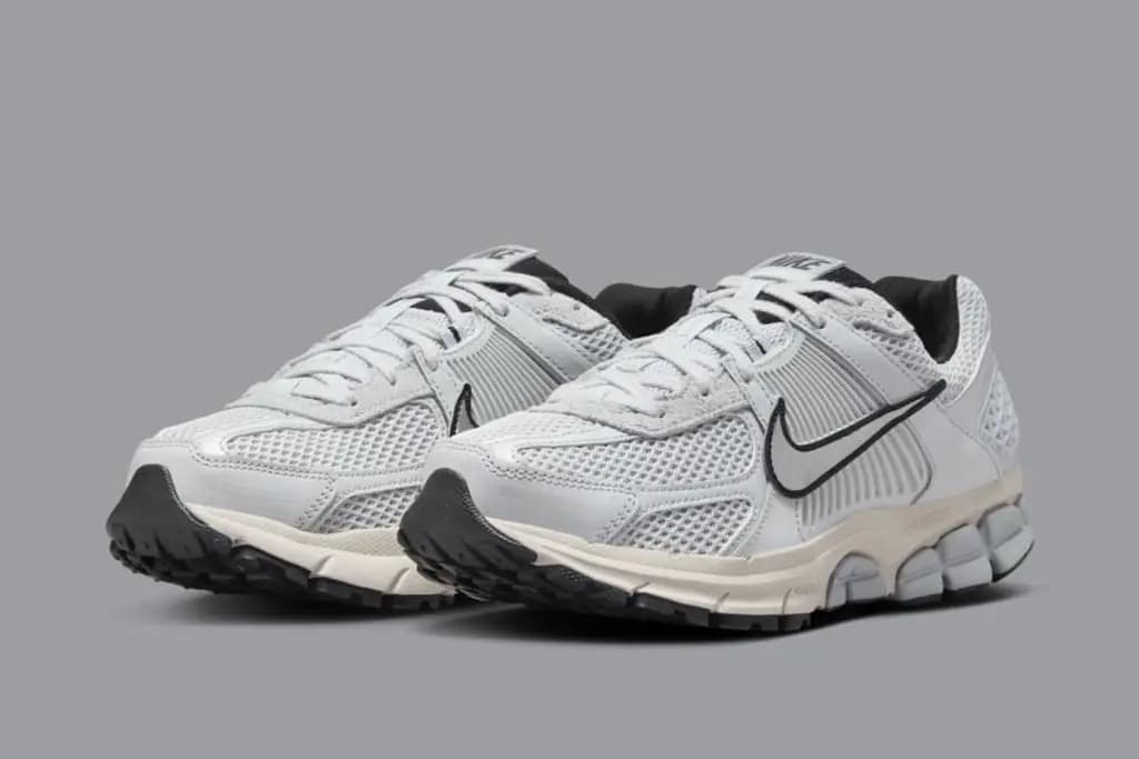 NIKE VOMERO 5 - PURE PLATINUM /CHROME/OREWOOD