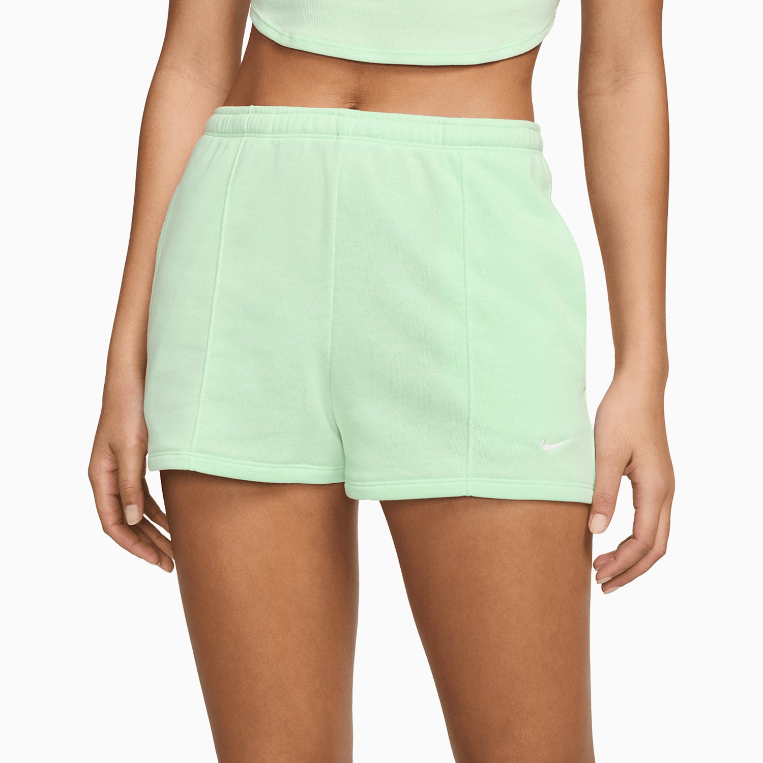 NIKE W NSW CHLL FT HR 2IN SHORT - VAPOR GREEN