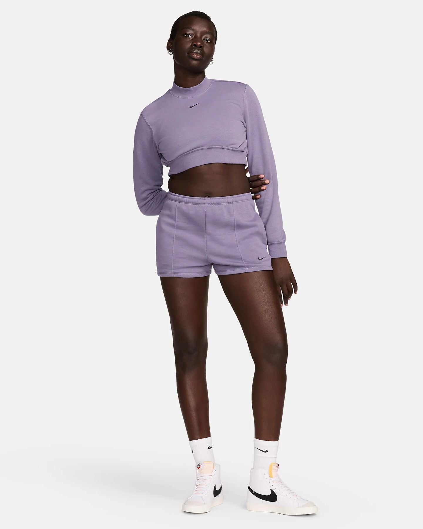 NIKE W NSW CHLL FT HR 2IN SHORT - DAYBREAK/BLK