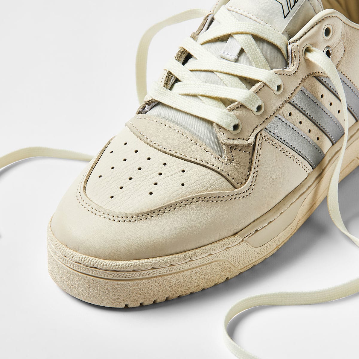 ADIDAS ORIGINALS RIVALRY LOW CONSORTIUM TRAINERS - CLOUD WHITE / SILVER METALLIC / GREY ONE