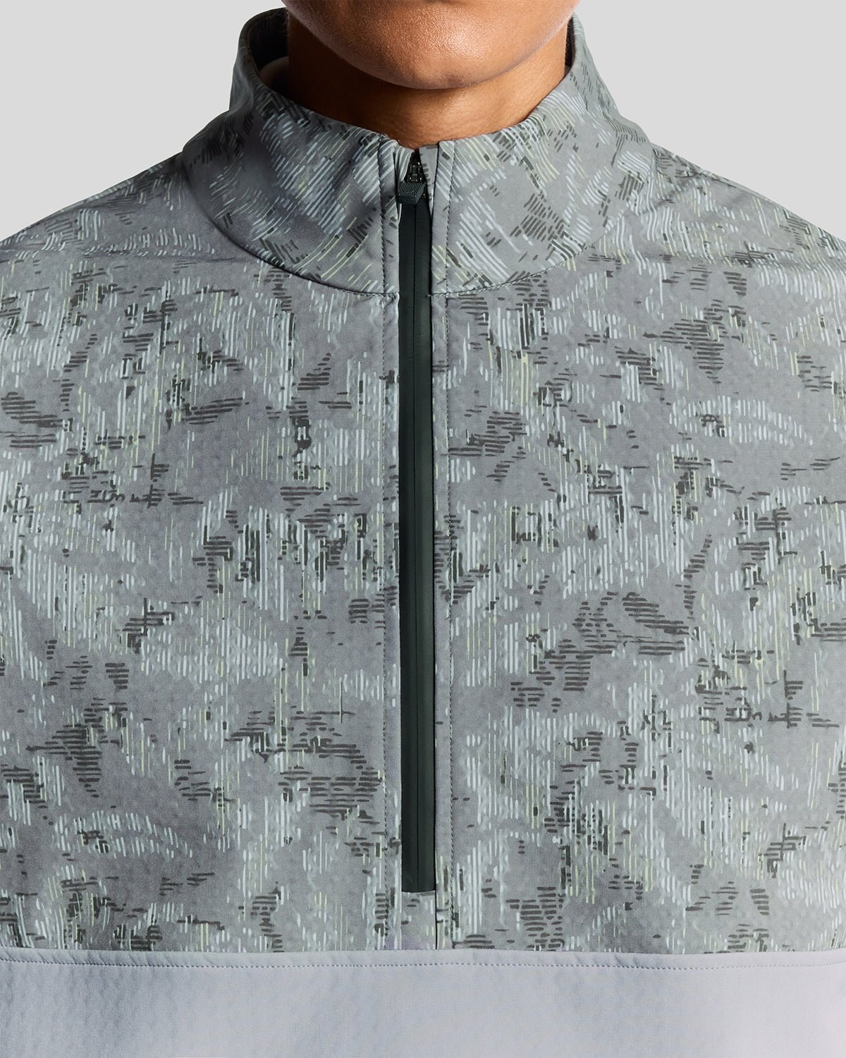 LYLE & SCOTT GOLF PRINTED HALF ZIP WINDJAMMER JACKET - TRUE IRON/ JET BLACK