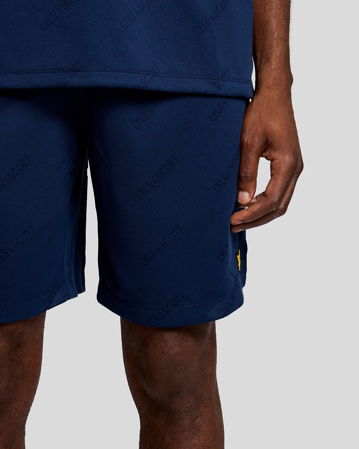 LYLE & SCOTT EMBOSSED FOOTBALL SHORT - NAVY PEONY