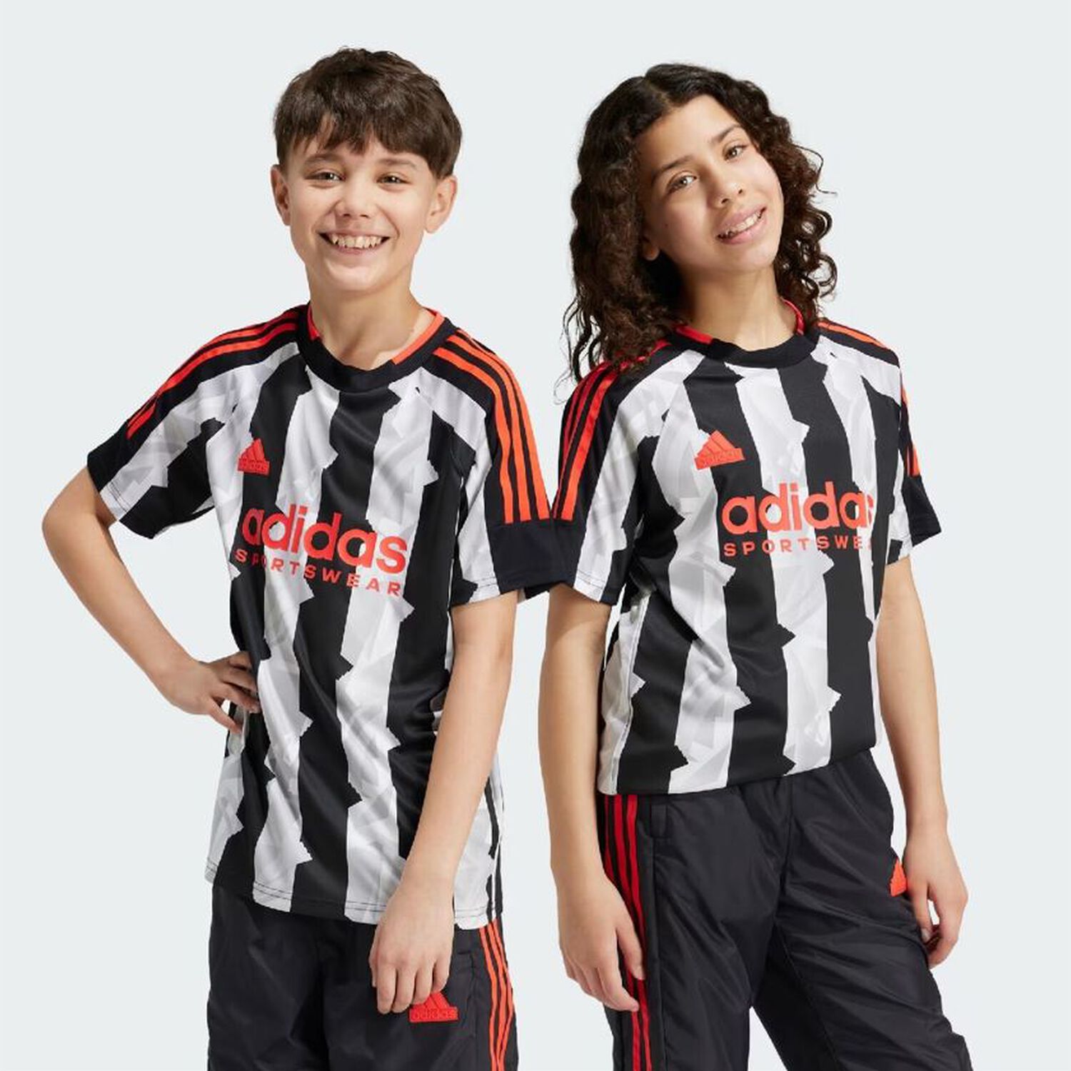 ADIDAS SPORTSWEAR GRAPHIC TEE JUNIOR - BLACK/WHITE