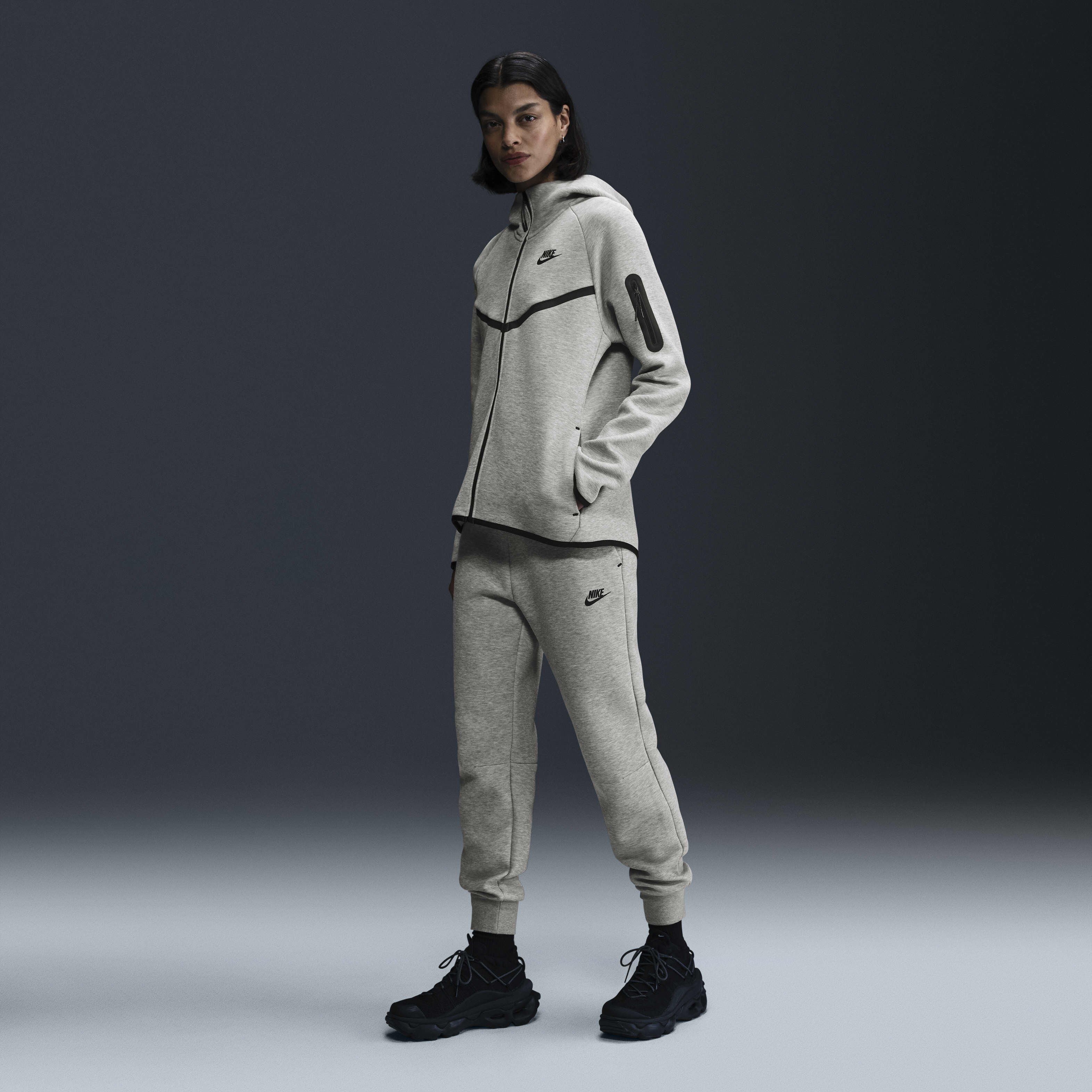 NIKE W NSW TCH FLC MR JGGR - DGH/BLACK