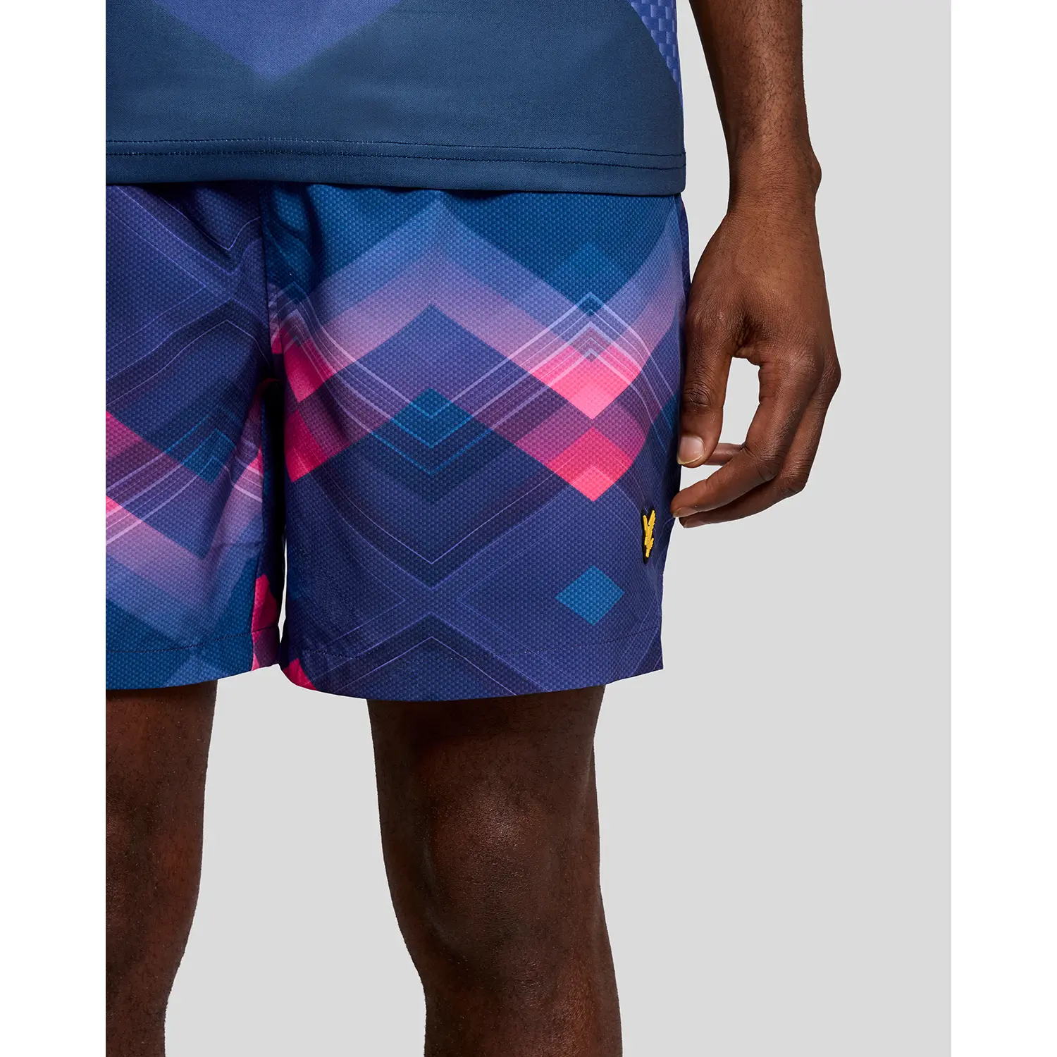 LYLE & SCOTT CHEVRON PRINTED SWIM SHORT - NAVY PEONY