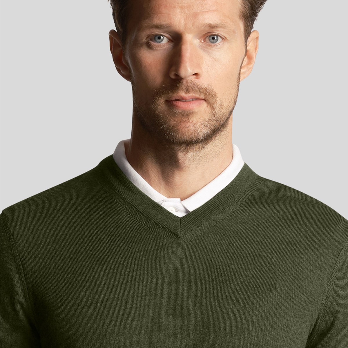 LYLE & SCOTT EMBROIDERED GOLF V NECK PULLOVER - CACTUS GREEN